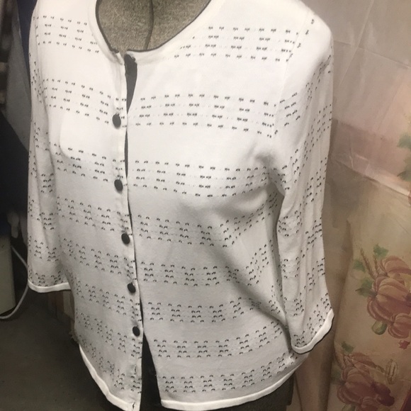 Ladies sweater sized, appears to be more of a large - Picture 2 of 3